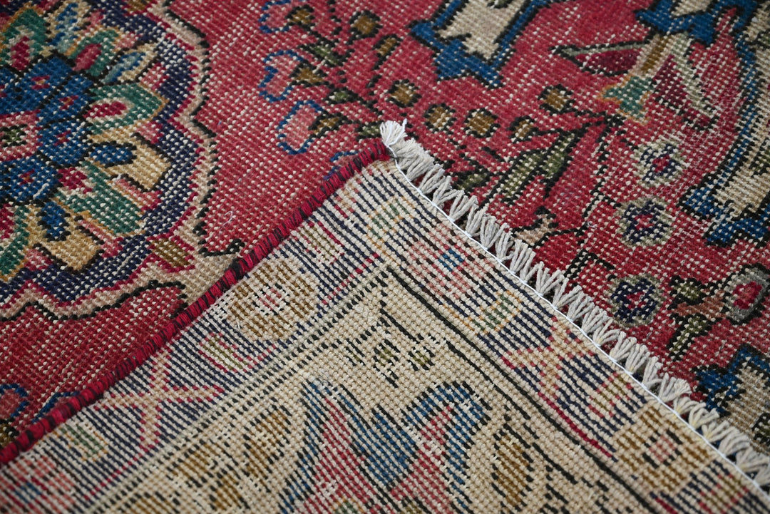 red Accent rug 3' 1" x 4' 4"
