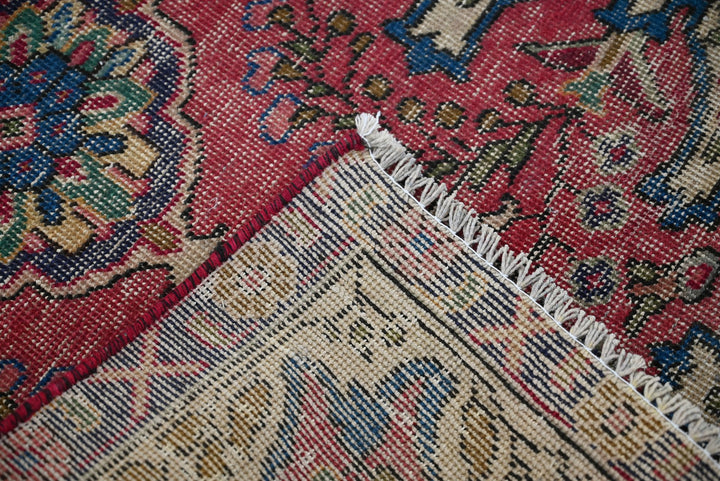 red Accent rug 3' 1" x 4' 4"