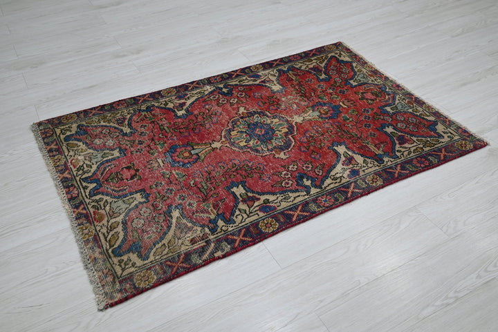 red Accent rug 3' 1" x 4' 4"