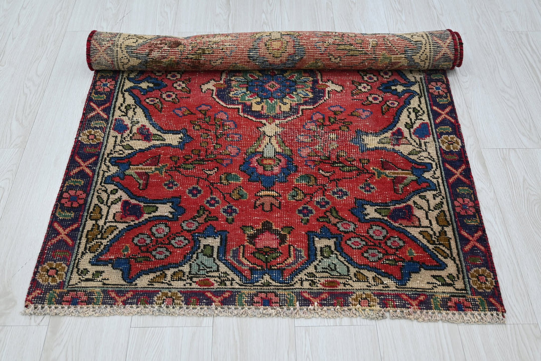 red Accent rug 3' 1" x 4' 4"