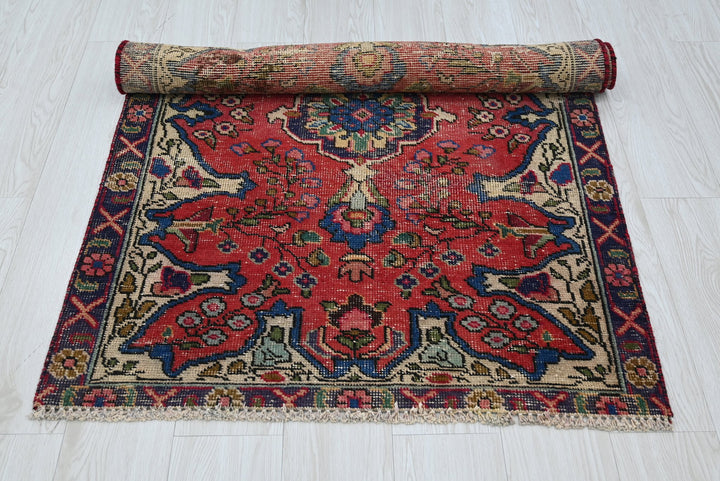 red Accent rug 3' 1" x 4' 4"
