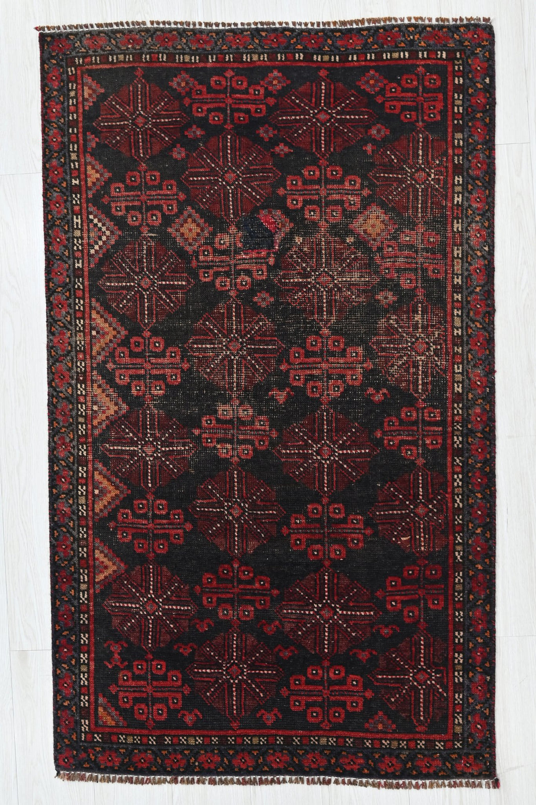 black Accent rug 2' 10" x 4' 8"