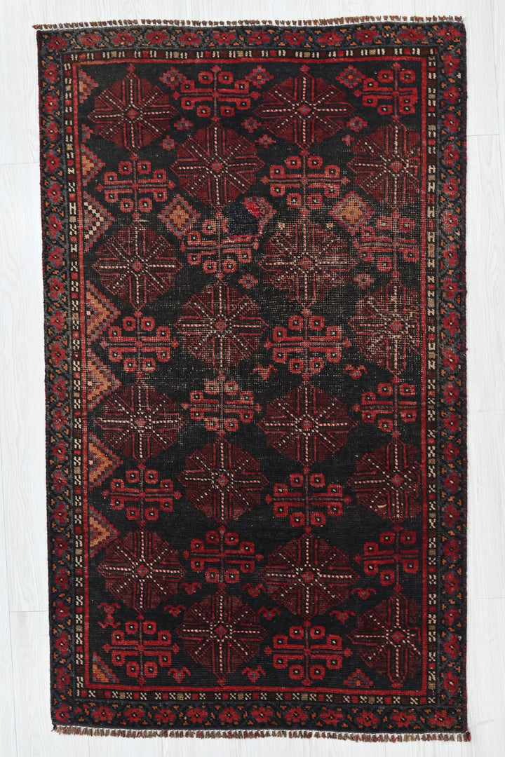 black Accent rug 2' 10" x 4' 8"