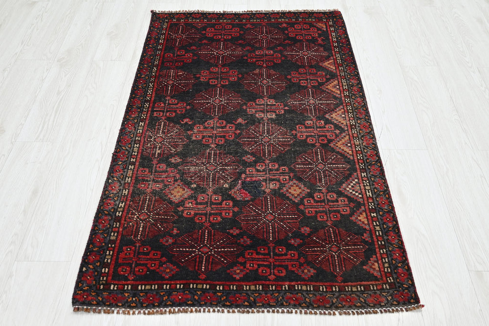 black Accent rug 2' 10" x 4' 8"