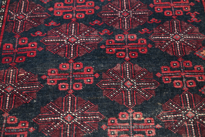 black Accent rug 2' 10" x 4' 8"