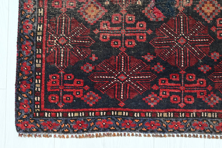 black Accent rug 2' 10" x 4' 8"