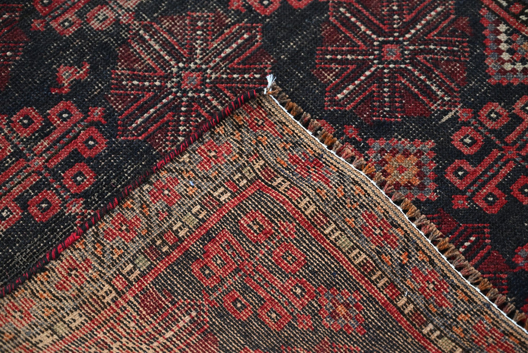 black Accent rug 2' 10" x 4' 8"