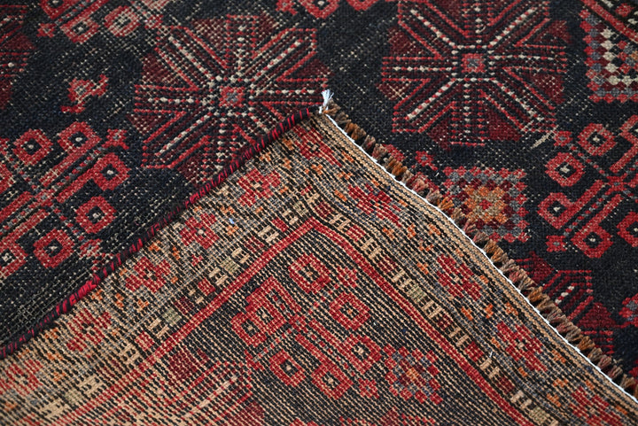 black Accent rug 2' 10" x 4' 8"