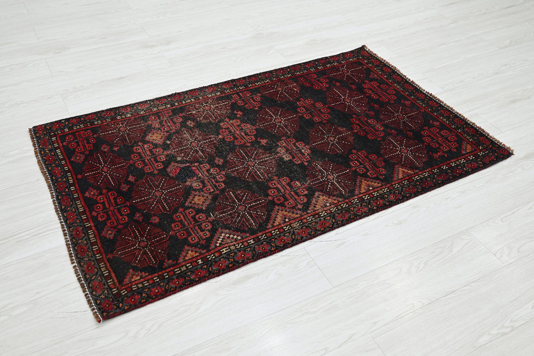 black Accent rug 2' 10" x 4' 8"
