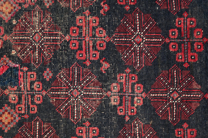 black Accent rug 2' 10" x 4' 8"