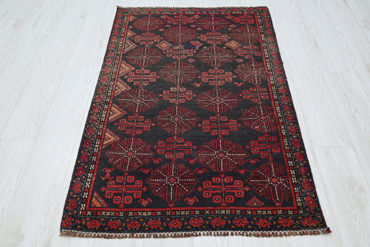black Accent rug 2' 10" x 4' 8"