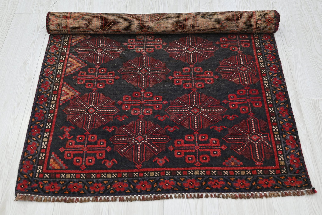 black Accent rug 2' 10" x 4' 8"