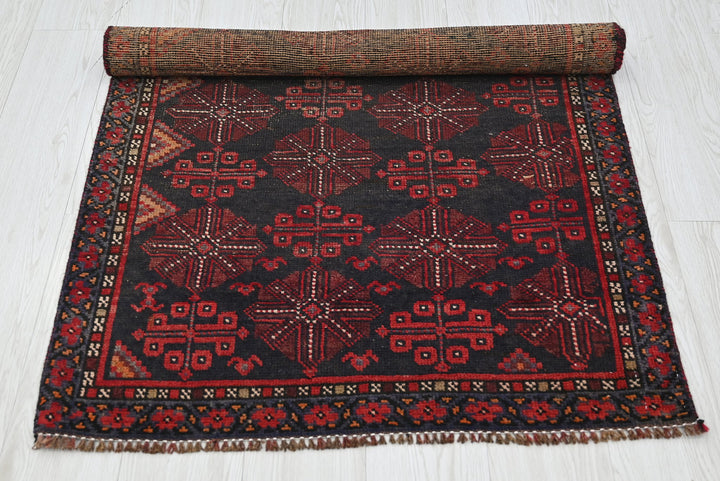 black Accent rug 2' 10" x 4' 8"
