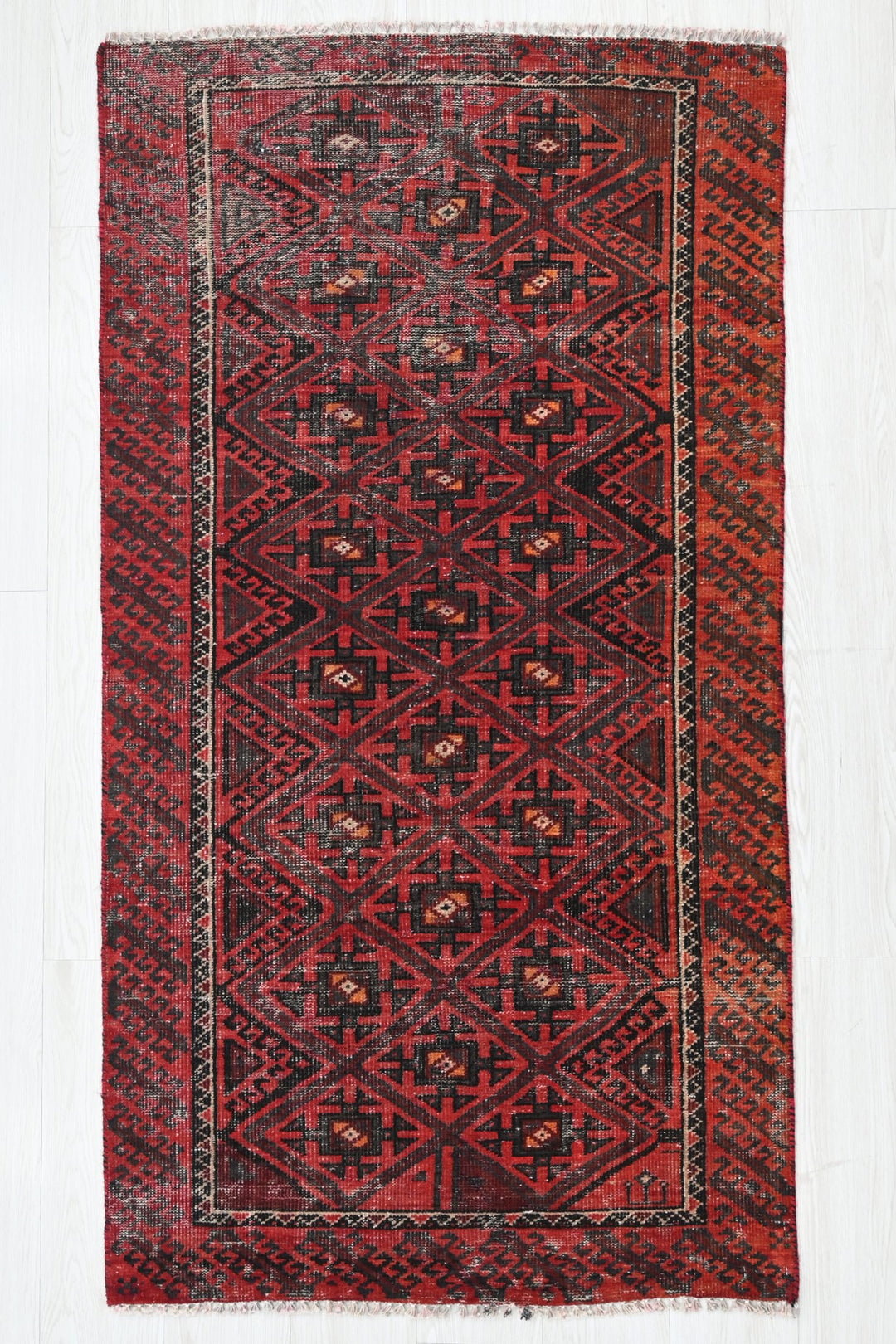 red Accent rug 2' 9" x 5' 1"