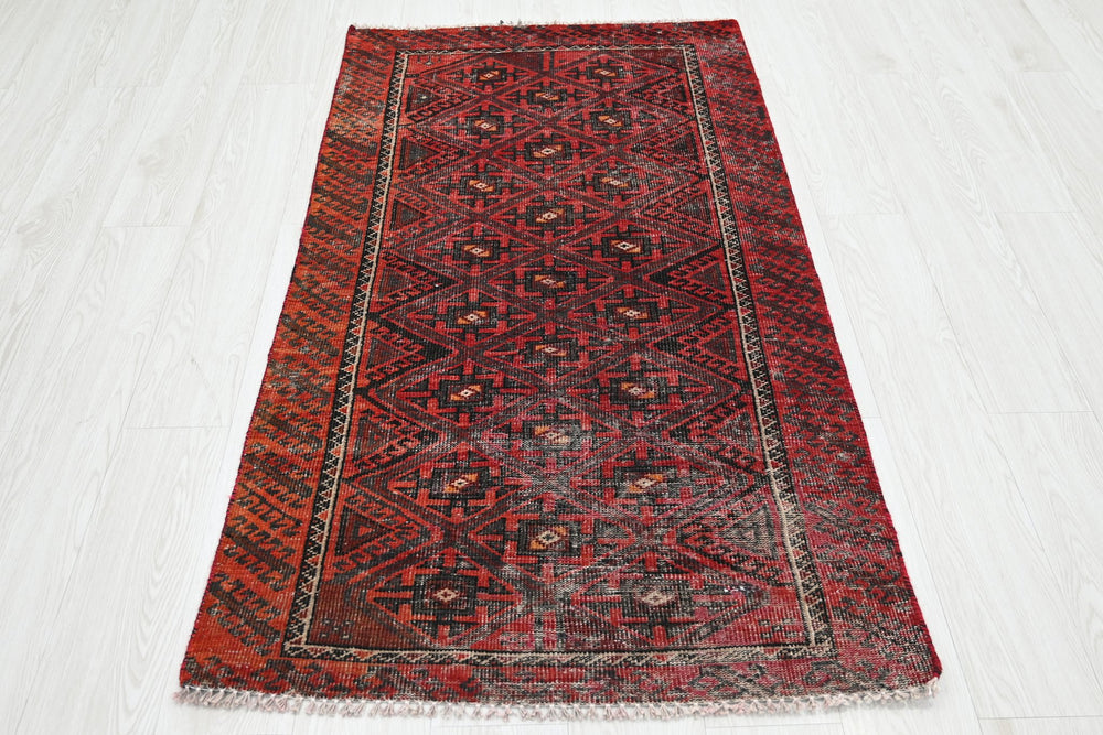 red Accent rug 2' 9" x 5' 1"