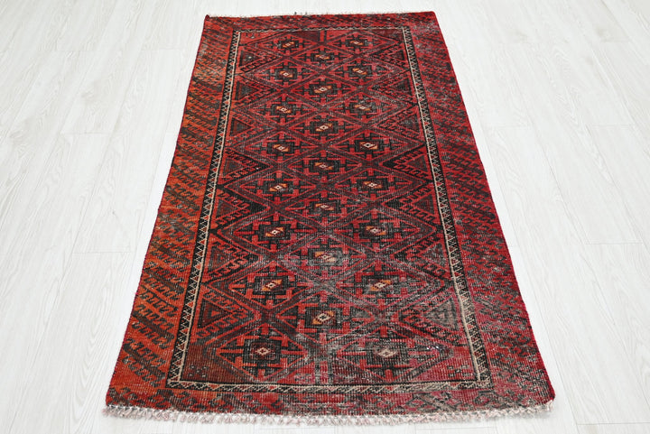 red Accent rug 2' 9" x 5' 1"