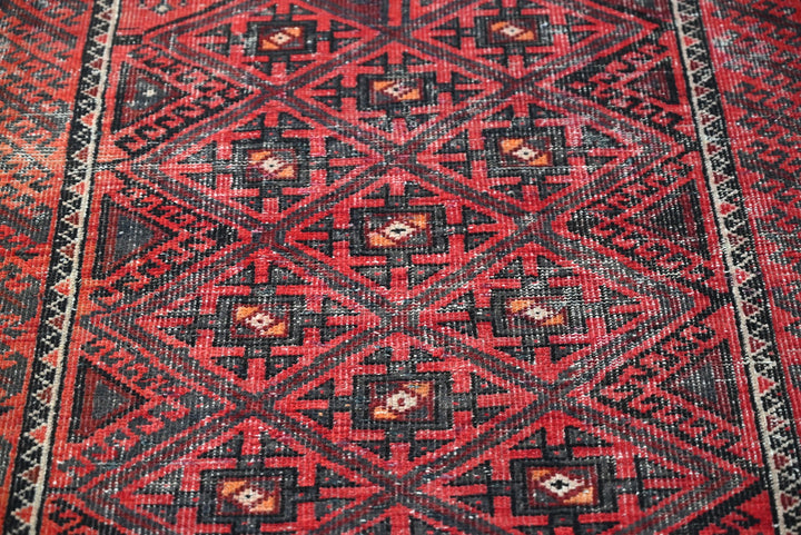 red Accent rug 2' 9" x 5' 1"