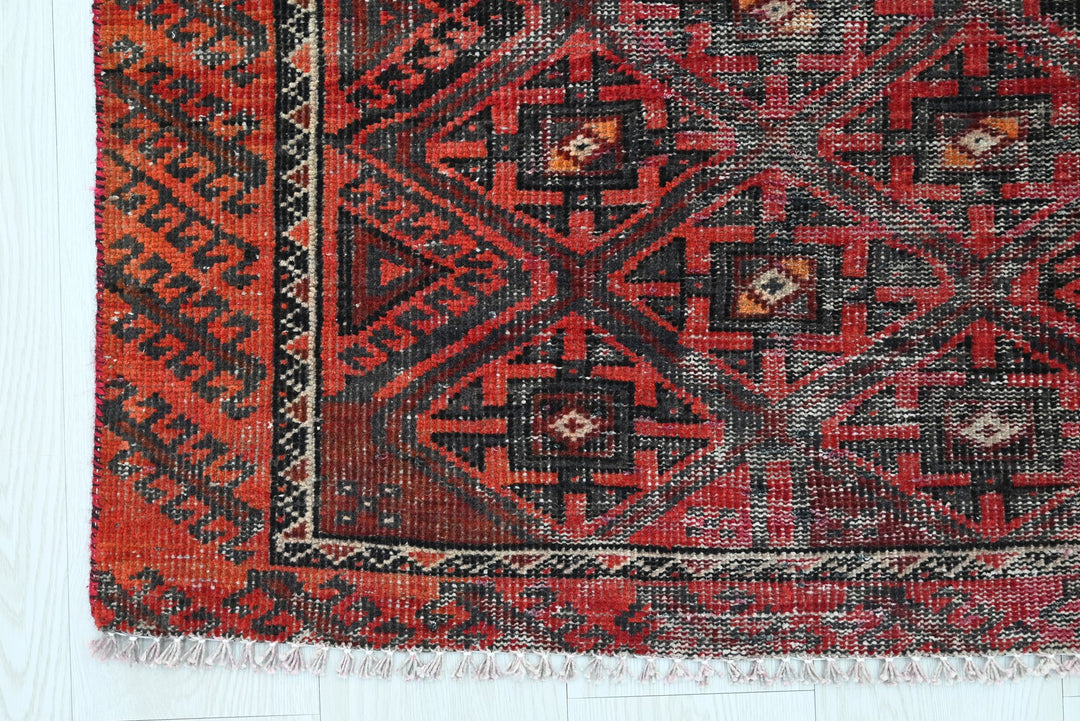 red Accent rug 2' 9" x 5' 1"