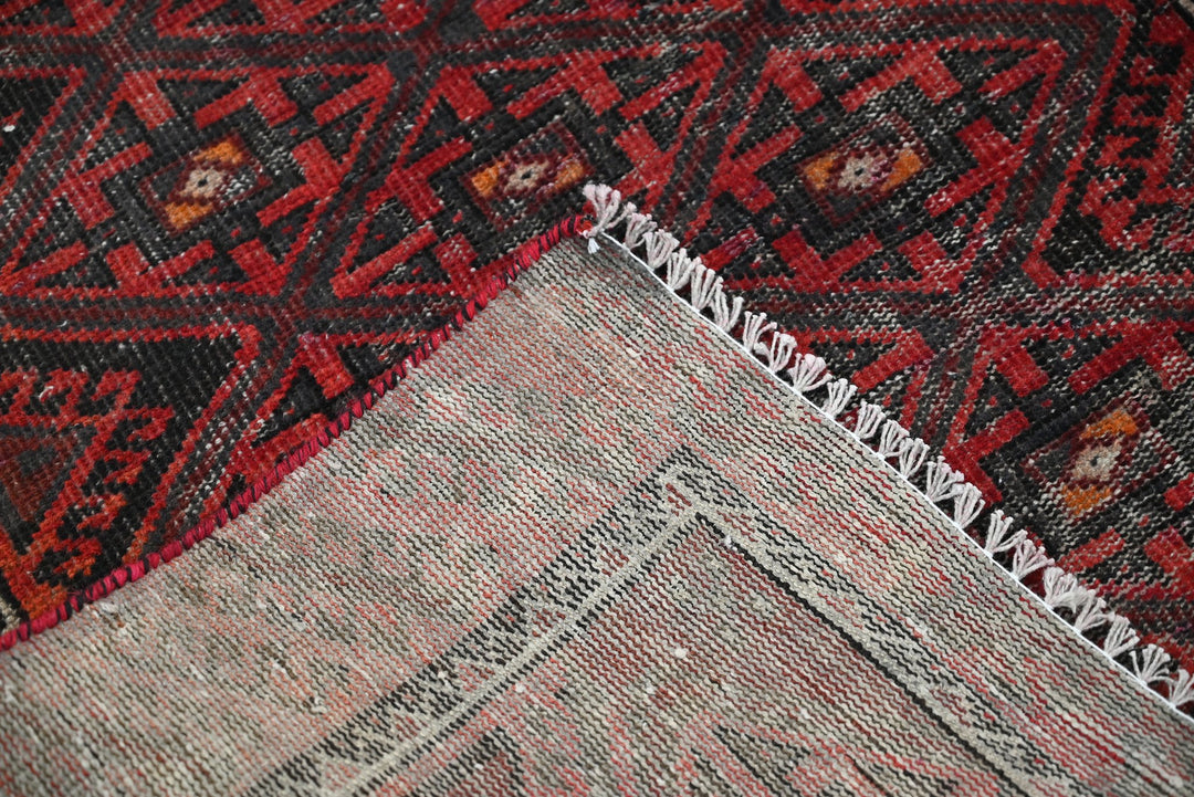red Accent rug 2' 9" x 5' 1"