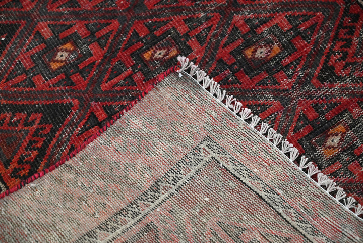 red Accent rug 2' 9" x 5' 1"