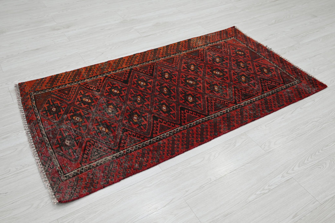 red Accent rug 2' 9" x 5' 1"