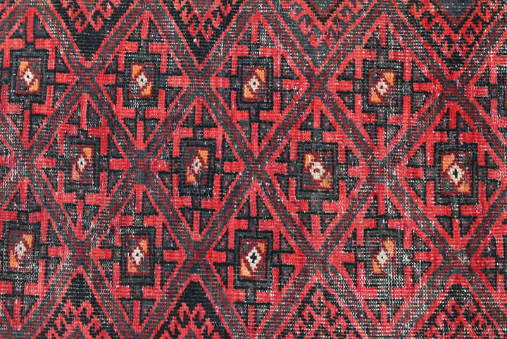 red Accent rug 2' 9" x 5' 1"