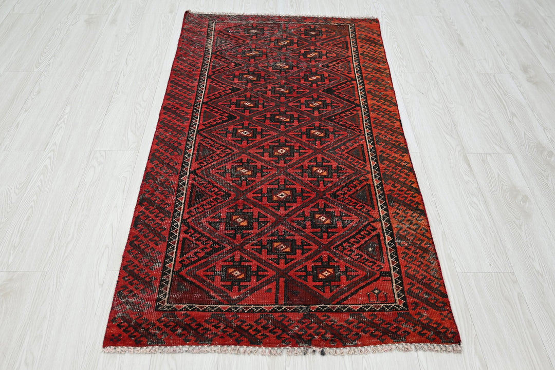red Accent rug 2' 9" x 5' 1"