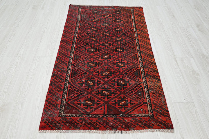 red Accent rug 2' 9" x 5' 1"