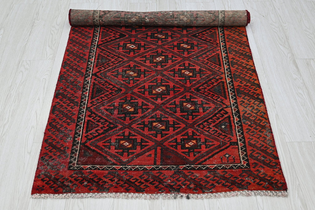 red Accent rug 2' 9" x 5' 1"