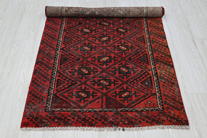 red Accent rug 2' 9" x 5' 1"