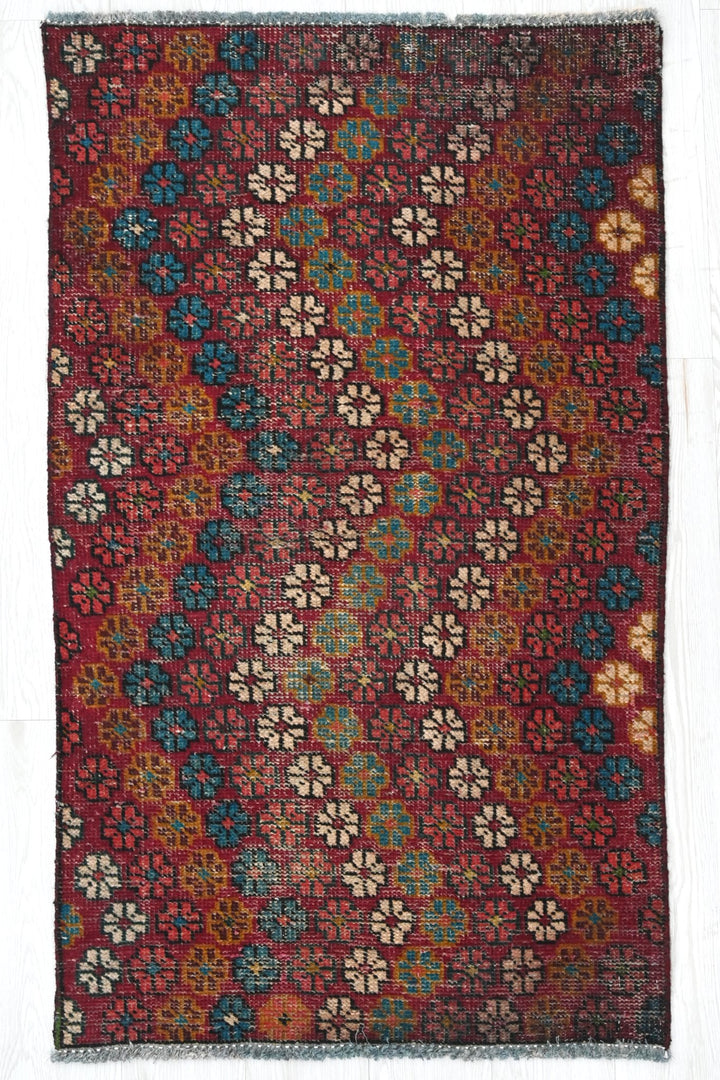 red Accent rug 2' 7" x 4' 4"