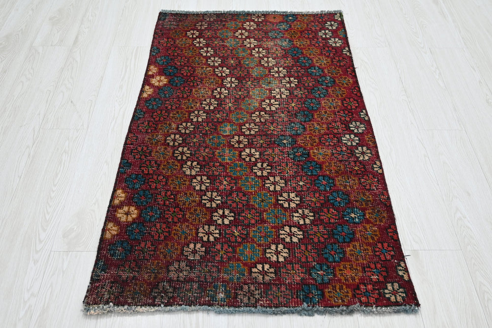 red Accent rug 2' 7" x 4' 4"
