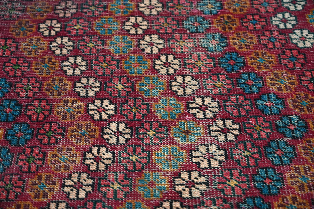 red Accent rug 2' 7" x 4' 4"
