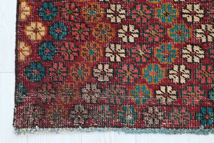 red Accent rug 2' 7" x 4' 4"