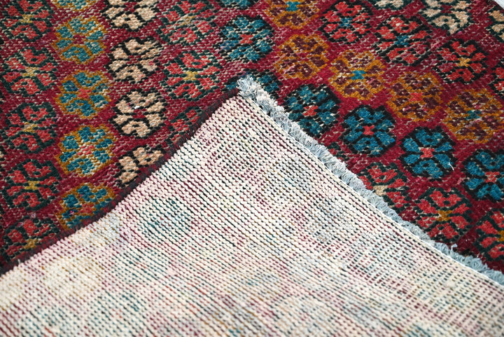 red Accent rug 2' 7" x 4' 4"