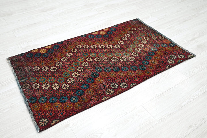 red Accent rug 2' 7" x 4' 4"