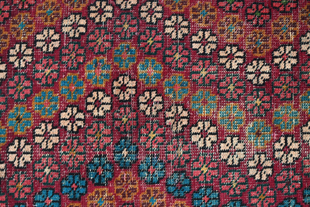 red Accent rug 2' 7" x 4' 4"