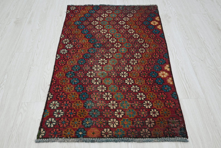 red Accent rug 2' 7" x 4' 4"