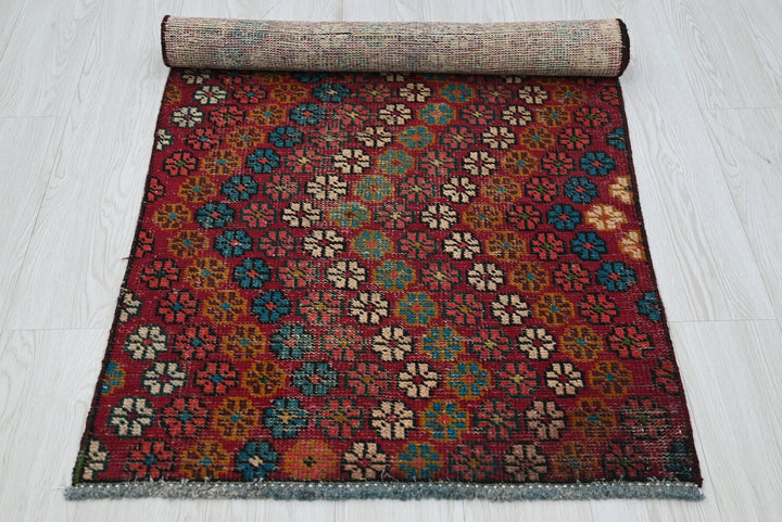 red Accent rug 2' 7" x 4' 4"
