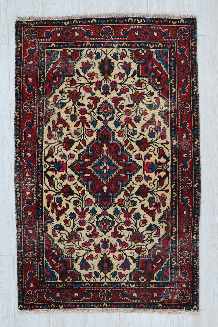 white Accent rug 2' 7" x 4' 1"
