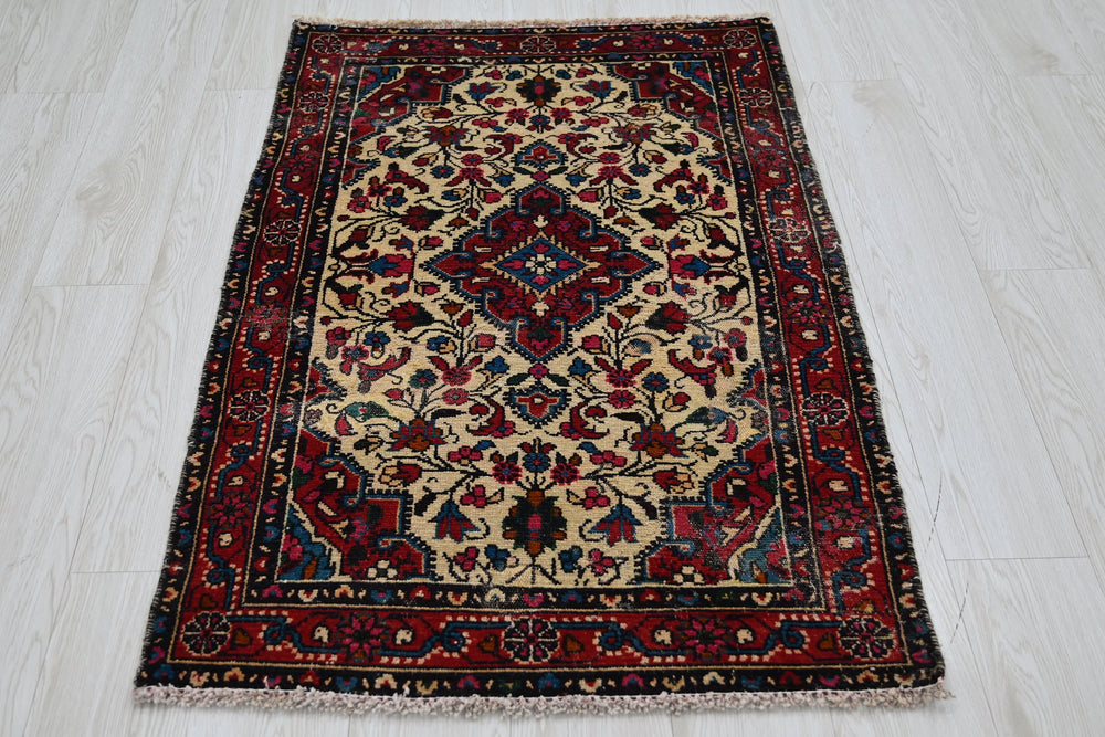 white Accent rug 2' 7" x 4' 1"