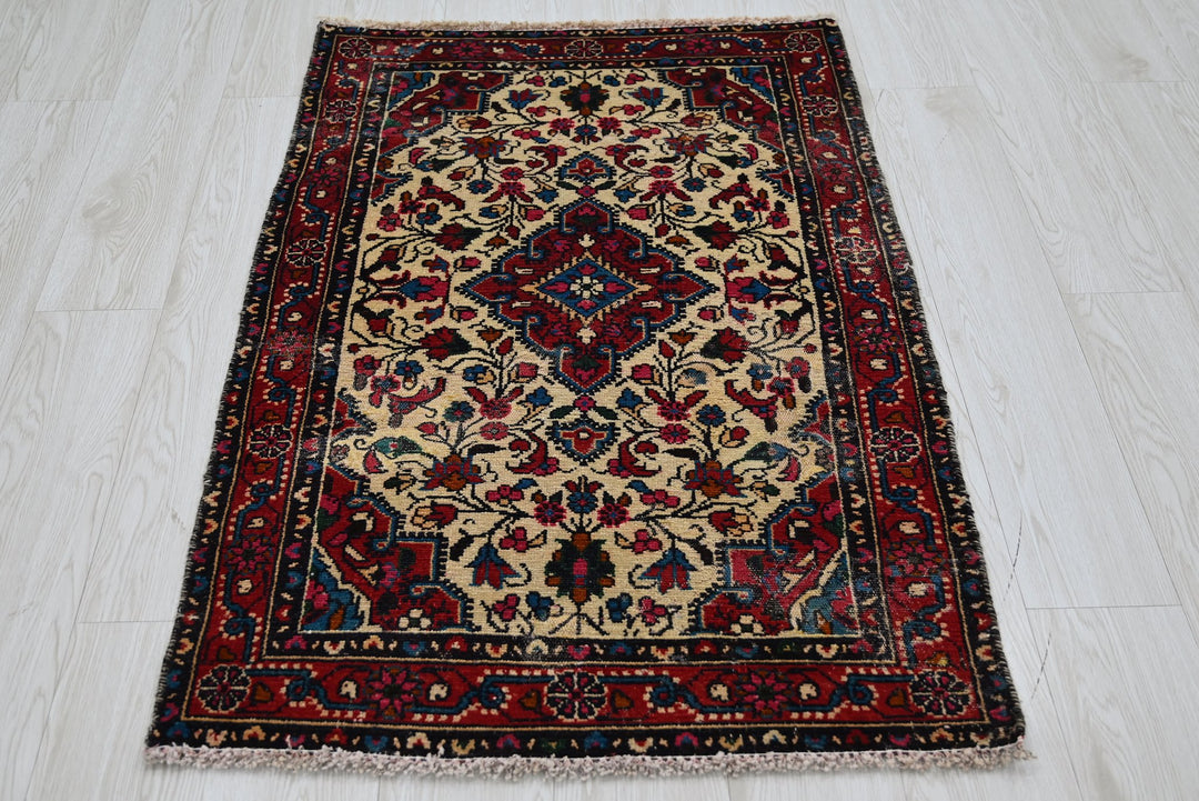 white Accent rug 2' 7" x 4' 1"