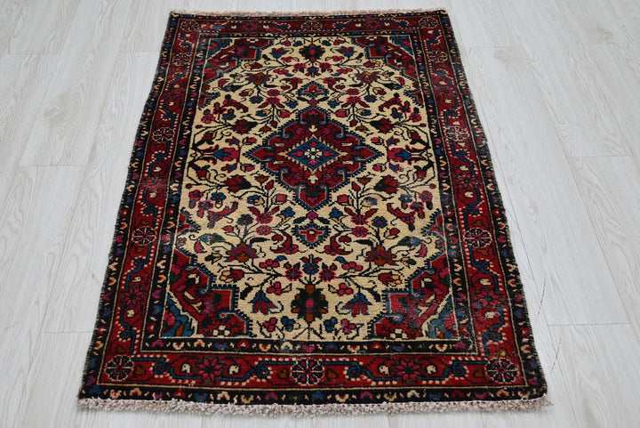 white Accent rug 2' 7" x 4' 1"