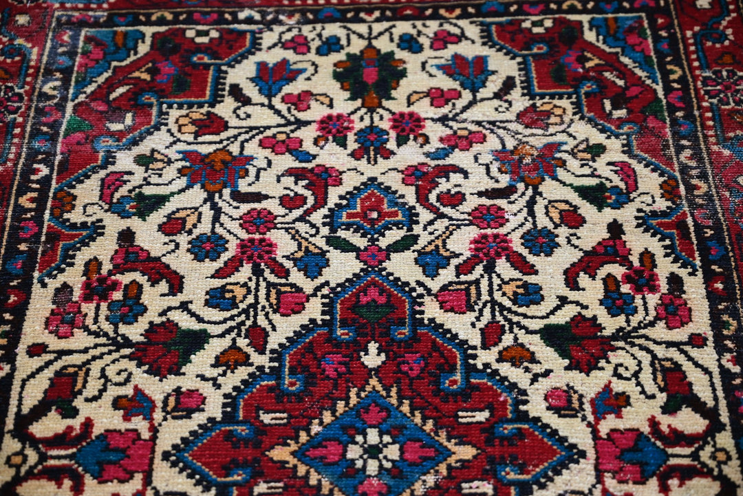 white Accent rug 2' 7" x 4' 1"