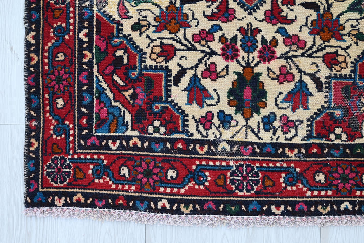white Accent rug 2' 7" x 4' 1"