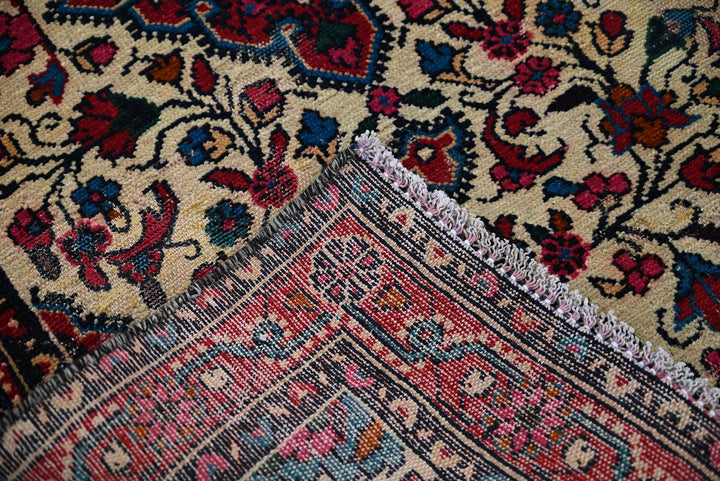 white Accent rug 2' 7" x 4' 1"
