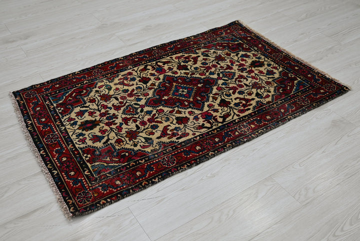 white Accent rug 2' 7" x 4' 1"