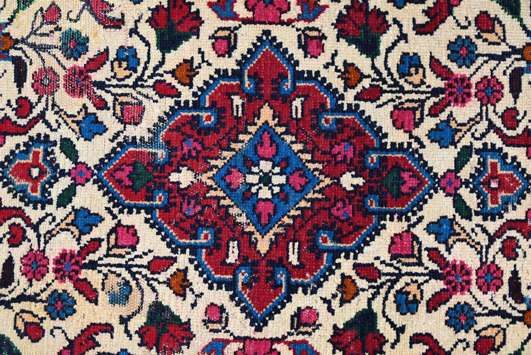 white Accent rug 2' 7" x 4' 1"