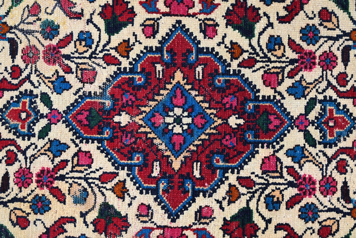 white Accent rug 2' 7" x 4' 1"