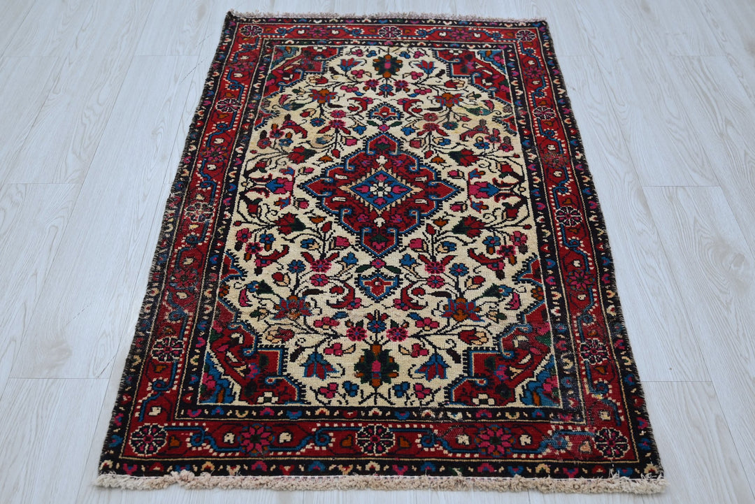 white Accent rug 2' 7" x 4' 1"